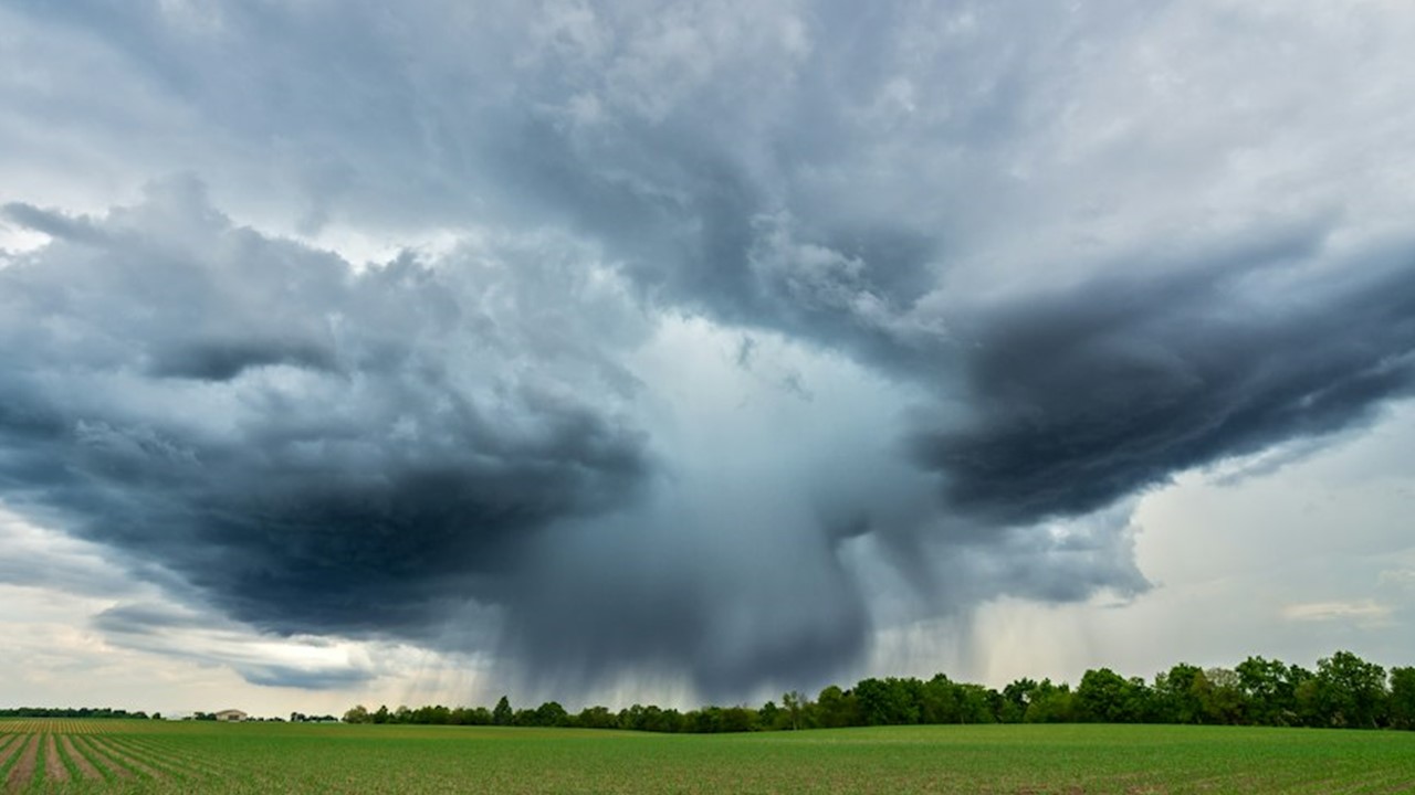 Microburst-Gewitter, Wolke über Acker